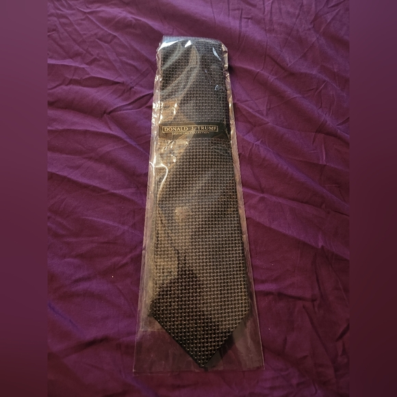 Donald Trump signature tie - Picture 1 of 3